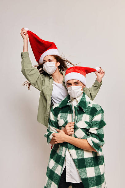 医療マスク家族の休日の幸せな男性と女性クリスマス  - 写真・画像