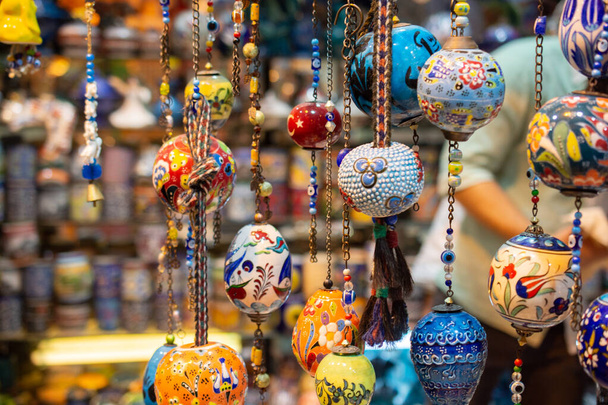 Kleurrijke turkse keramische ballen als souvenirs op de straatmarkt - Foto, afbeelding