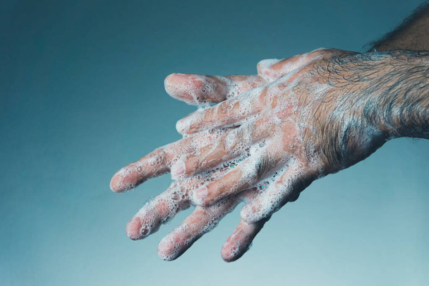 L'uomo si lava le mani con il sapone. Coronavirus trasmesso attraverso una mano. - Foto, immagini