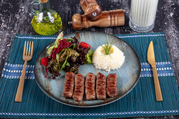 Albóndigas de platos de cocina tradicional turca, albóndigas a la parrilla, izgara kofte turco, una buena presentación. - Foto, imagen