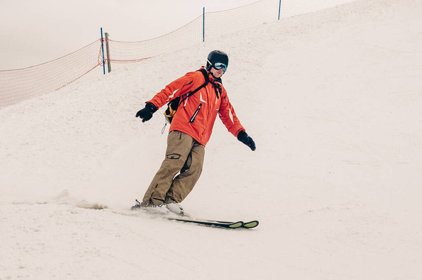 Freeride hiihtäjä reppu käynnissä alamäkeen jäätyä liikkeen lumijauhetta. - Valokuva, kuva