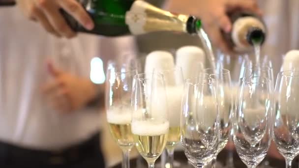 официанты наливают шампанское в бокалы на вечеринке - Кадры, видео
