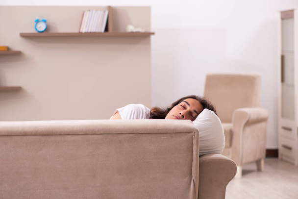 Jovem preguiçoso no conceito de dormir demais em casa - Foto, Imagem