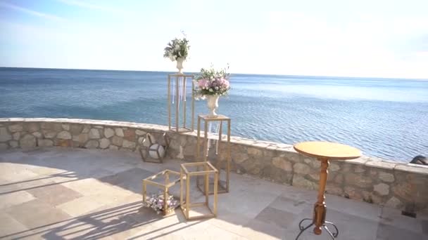 lieu de mariage décorations avec des stands, pendentifs en verre et vases avec des fleurs - Séquence, vidéo