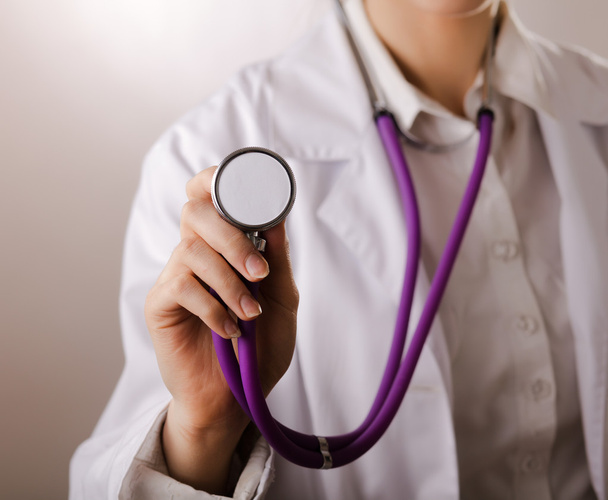 Close-up of female doctor using stethoscope - Foto, afbeelding