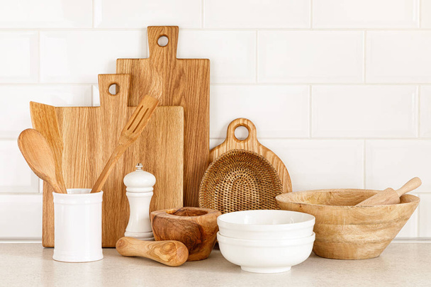 Keukengerei op aanrecht, culinaire achtergrond, houten en witte keramische keukengerei, home cooking concept - Foto, afbeelding