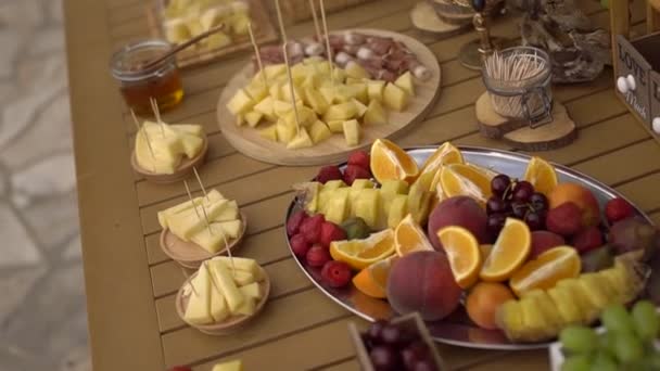Hochzeitsbuffet mit Fruchtsnacks auf einem Holztisch - Filmmaterial, Video