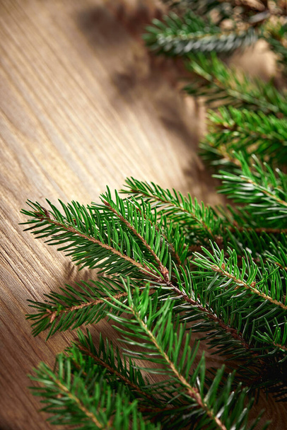 Tarjeta de Navidad con ramas de abeto sobre fondo de madera - Foto, Imagen