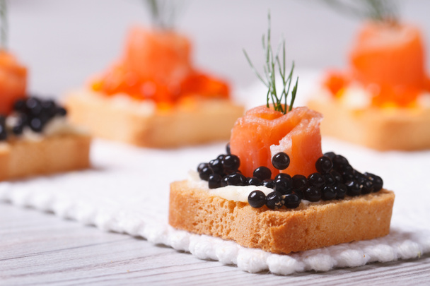 Canapés avec caviar d'esturgeon noir, saumon et aneth. macro
. - Photo, image