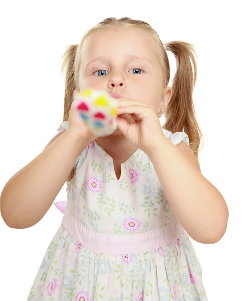 Симпатична маленька дівчинка з іграшкою вибухівки
. - Фото, зображення
