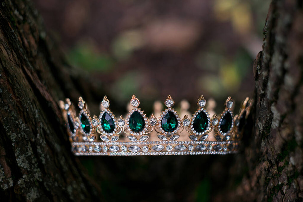 Königlicher Luxus, alte Krone, Hochzeitsaccessoires - Foto, Bild