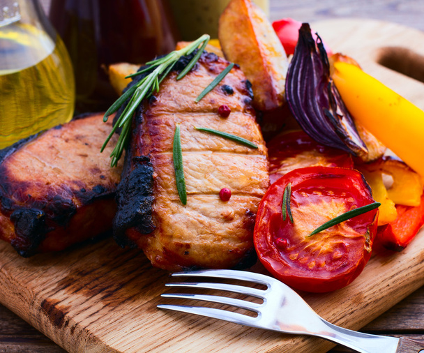 voedsel. vlees barbecue met groenten - Foto, afbeelding