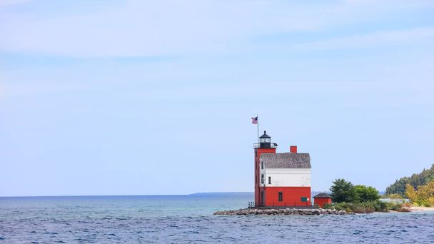 ヒューロン湖の真ん中にあるラウンド島の歴史的な灯台 - 写真・画像