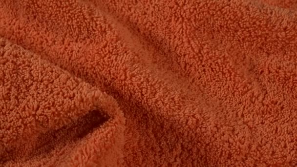 Serviette en tissu microfibre orange pour le nettoyage et le lavage de la maison et des voitures - tissu fabriqué à partir de fibres de polyester, peut se composer de polyamide et d'autres polymères - Séquence, vidéo