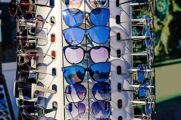 Gafas de sol en una tienda - Foto, Imagen