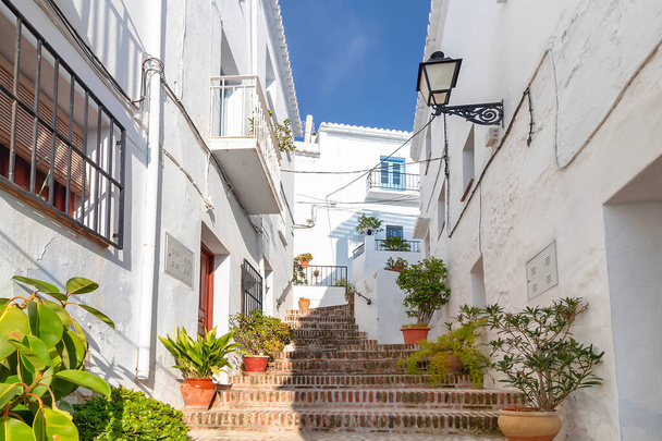 Viehättävä kapea historiallinen kaduilla valkoinen kylä Frigiliana Malagan maakunnassa, Andalusia, Espanja - Valokuva, kuva