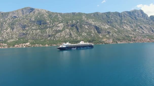 Kotor Körfezi 'nin ortasında turist gemisi - Video, Çekim