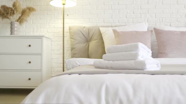 Tiszta törölközők az ágyon a hotelszobában - Felvétel, videó
