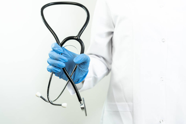 Lékařský lékař se stetoskopem. lékař držící stetoskop v ruce  - Fotografie, Obrázek