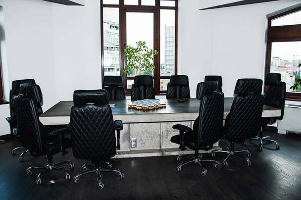 Moderner Konferenzraum mit Möbeln, großen Fenstern - Foto, Bild