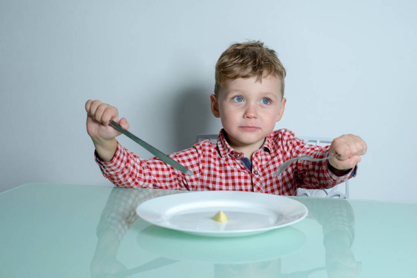 Dieta para un niño que tiene hambre en la cocina - Foto, Imagen