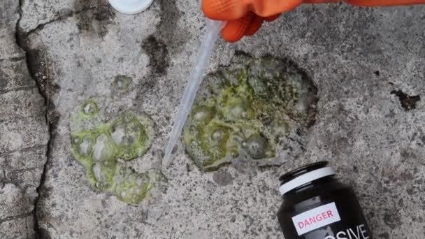 Produtos químicos corrosivos caem no chão de cimento - Filmagem, Vídeo