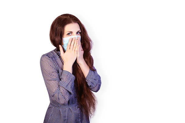 Студийный портрет молодой женщины в маске, смотрящей в камеру, крупным планом, изолированной на белом изолированном фоне. Эпидемия гриппа, аллергия на пыль, защита от вируса. Концепция загрязнения воздуха - Фото, изображение