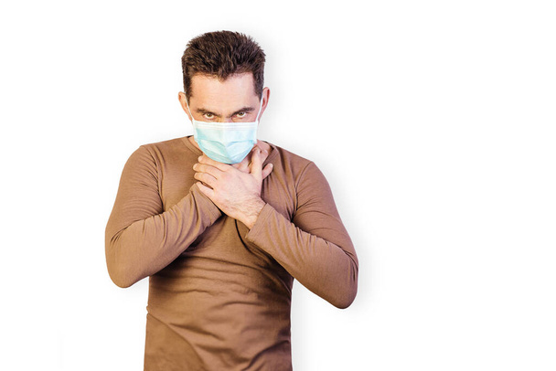 Retrato de un hombre enfermo con máscara médica con un fondo blanco aislado. Concepto de Coronavirus. Proteja su salud. - Foto, Imagen