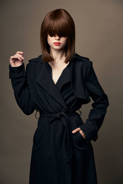 Uroczy brunetka europejski wygląd garnitur odzież wierzchnia widok z boku - Zdjęcie, obraz