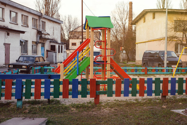 Uma imagem de um parque infantil colorido, sem crianças - Foto, Imagem
