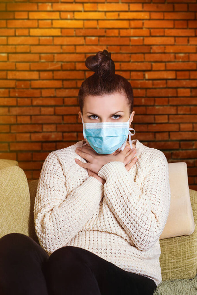 Una joven enferma yace en un sofá verde. Síntomas del coronavirus. Covid 19. Dificultad para respirar. - Foto, imagen