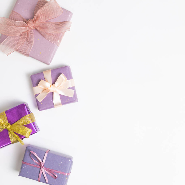 Geschenkboxen in lila Farbe auf weißem Hintergrund. flache Lage, Draufsicht, Kopierraum - Foto, Bild