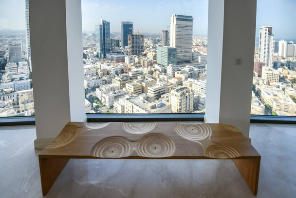 Israel. Tel Aviv. APRIL 15, 2015. Expensive housing. District of millionaires. View from the roof of a skyscraper. open or semi-open space of a terrace, balcony or loggia. - Foto, afbeelding