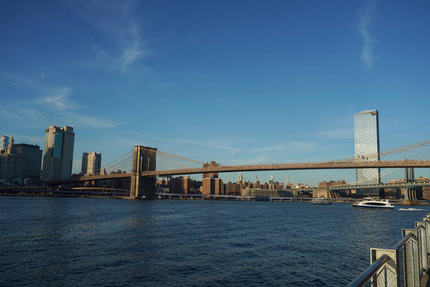 NEW YORK - NOVEMBER 29, 2020: Manhattan Bridge view from Brooklyn Bridge Park - Zdjęcie, obraz