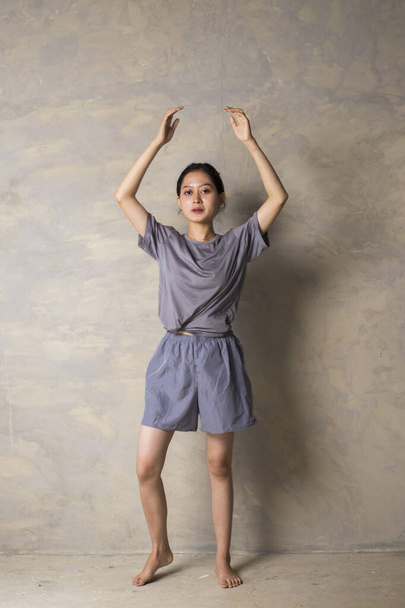 Ázsiai nő áll jóga pózban, Nincs stressz, éberség, belső egyensúly koncepció - Fotó, kép