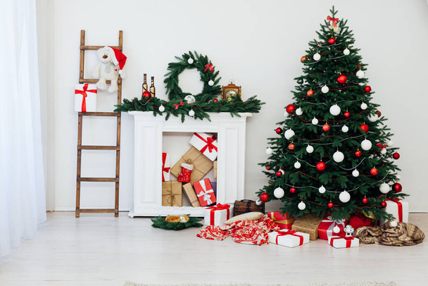 Nieuwjaar vakantie interieur Kerstboom decor presenteert december - Foto, afbeelding