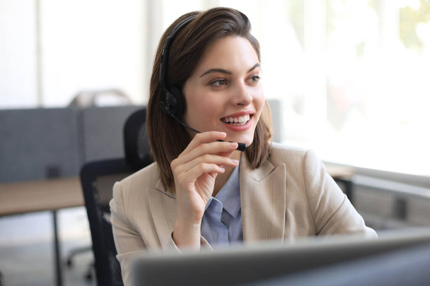 Woman customer support operator with headset and smiling - Fotografie, Obrázek