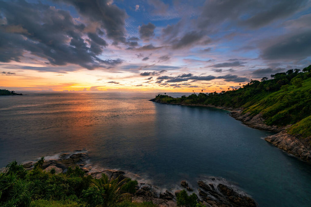 Дивовижний ландшафтний світлий краєвид природи, красивий легкий схід сонця або захід сонця над тропічним морем і горами пік в Таїланді Вид на повітря Високий кут
 - Фото, зображення