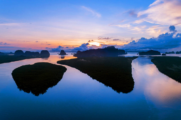 Increíble paisaje luz naturaleza paisaje vista, hermosa luz amanecer o atardecer sobre el mar tropical y las montañas pico en Tailandia Vista aérea Drone cámara de tiro Vista de ángulo alto - Foto, Imagen