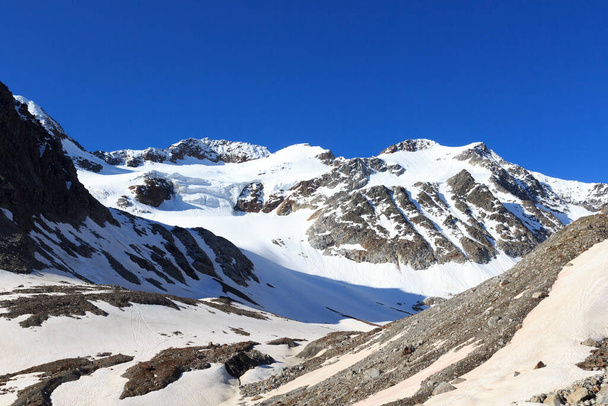 氷河と山の雪のパノラマSexegertenfernerとチロルアルプスの青空,オーストリア - 写真・画像