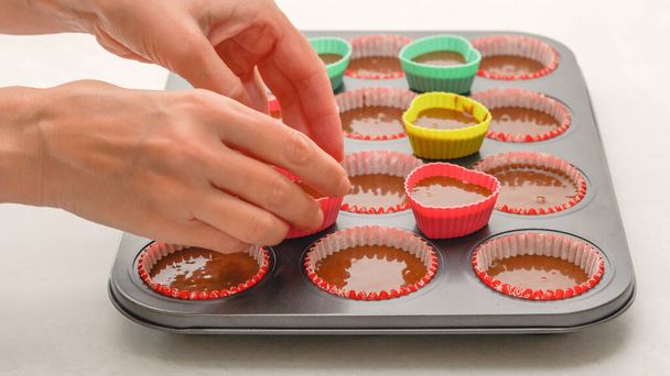 Cupcakes de chocolate ou muffins de chocolate passo a passo receita. Processo de cozedura, mãos de mulher - Foto, Imagem