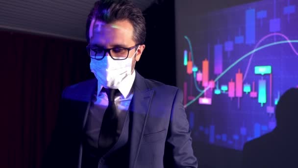 Επιχειρηματίας στο κοστούμι δίνοντας παρουσίαση με tablet - Πλάνα, βίντεο