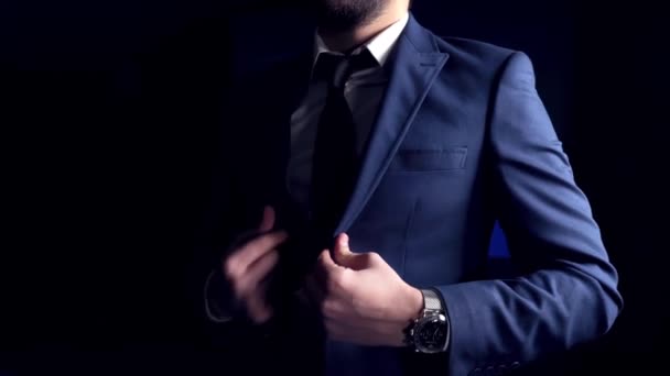 Hombre de negocios en traje dando presentación con tableta - Metraje, vídeo