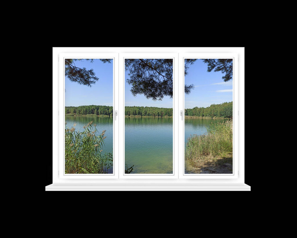 Huone iso ikkuna panoraamanäköalalla metsän järvelle. Maisema järven metsässä. Panoraamanäkymät luontoon huoneen ikkunasta. Näkymä mustalla eristetystä ikkunasta - Valokuva, kuva