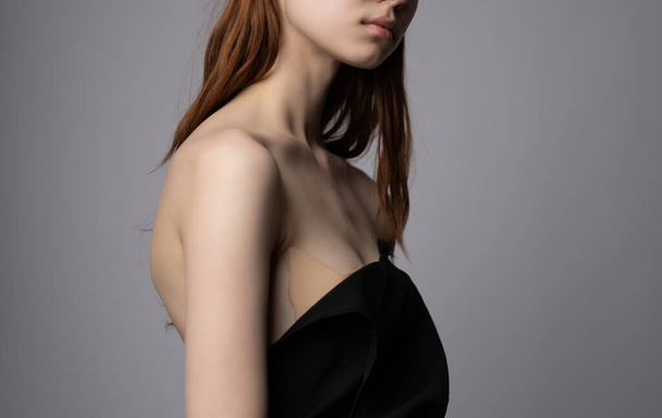 mooie vrouw blote schouders bijgesneden uitzicht luxe Studio Model - Foto, afbeelding