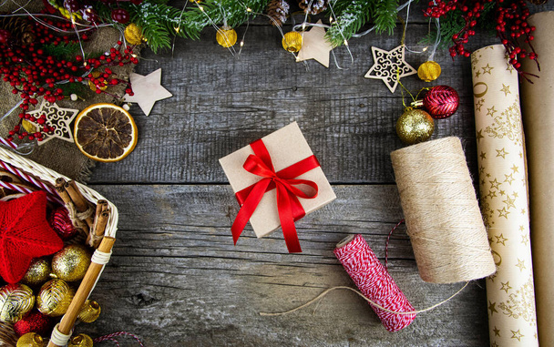 Flat lay embalagem de presentes de Natal em fundo de madeira. Presente, papel de embrulho, corda de juta, decorações de árvore de Natal. - Foto, Imagem