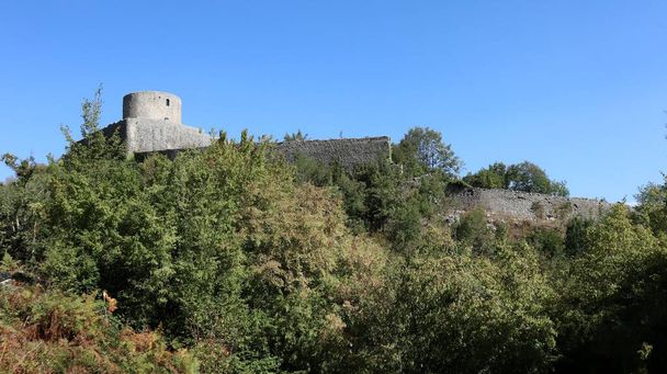 Montella Campania, Italia - 2 de octubre de 2020: Castagneto en la montaña del castillo con vistas a la ciudad - Foto, imagen