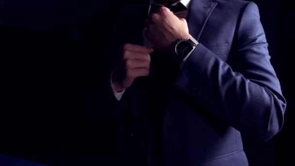 Επιχειρηματίας διορθώνει το κοστούμι του, ετοιμάζεται για την παρουσίαση - Πλάνα, βίντεο
