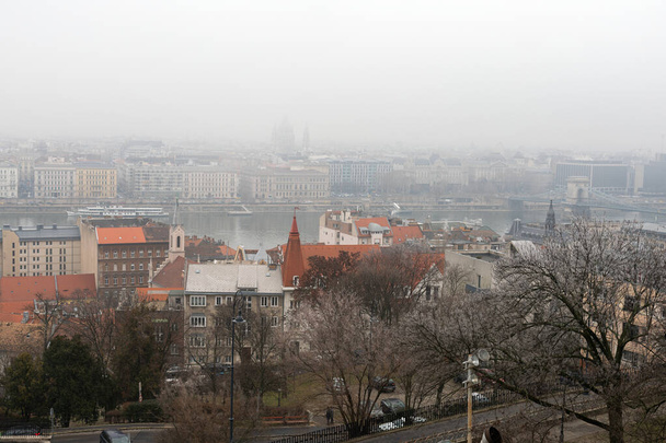 Panoramic picture of Budapest downtown and the Danube river and a bridge on a foggy winter day - Valokuva, kuva