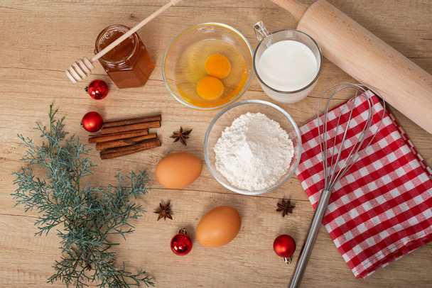 Pain d'épice fait maison ingrédients sur une table en bois - Tradition de l'activité de l'Avent, recettes de Noël - Photo, image
